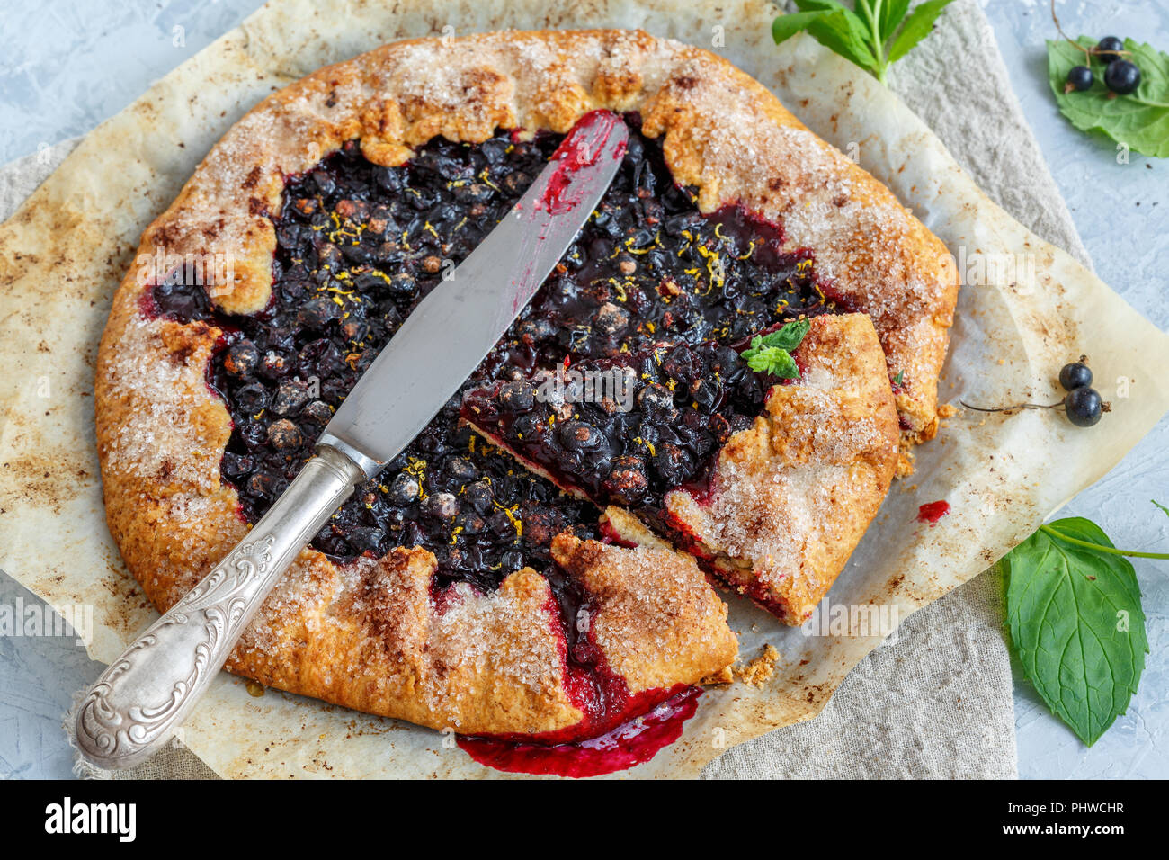 Tagliare la torta di ribes nero e di coltello. Foto Stock