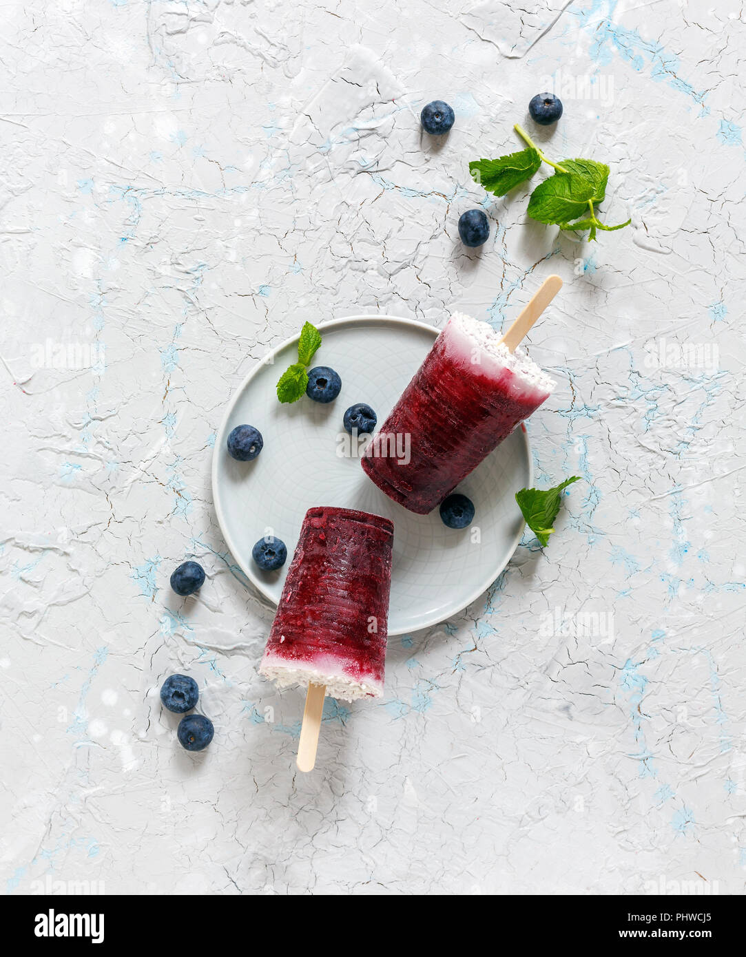 In casa popsicles di noce di cocco con bacche fresche. Foto Stock