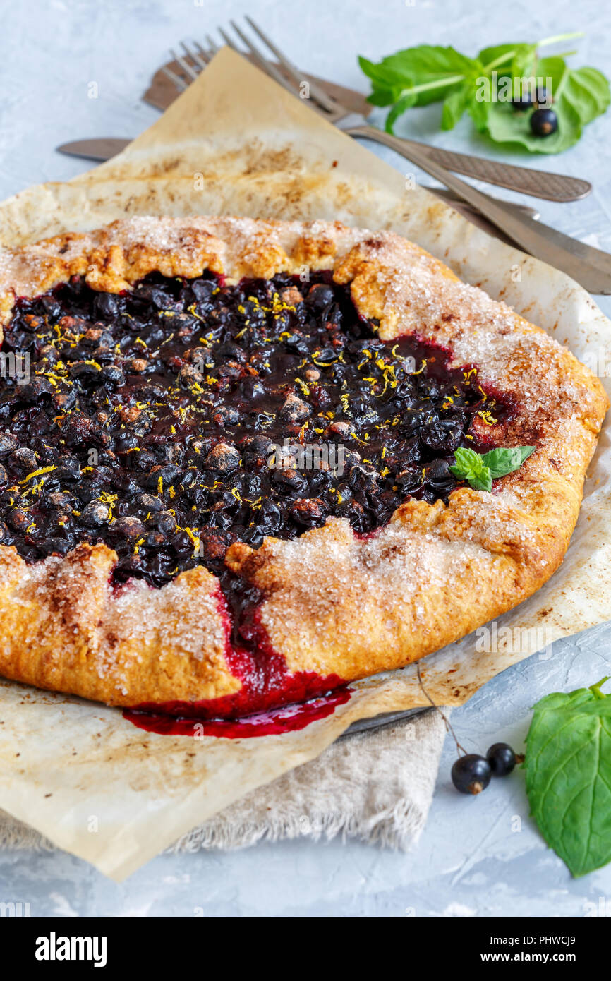 In casa galette con ribes nero e la scorza di limone. Foto Stock