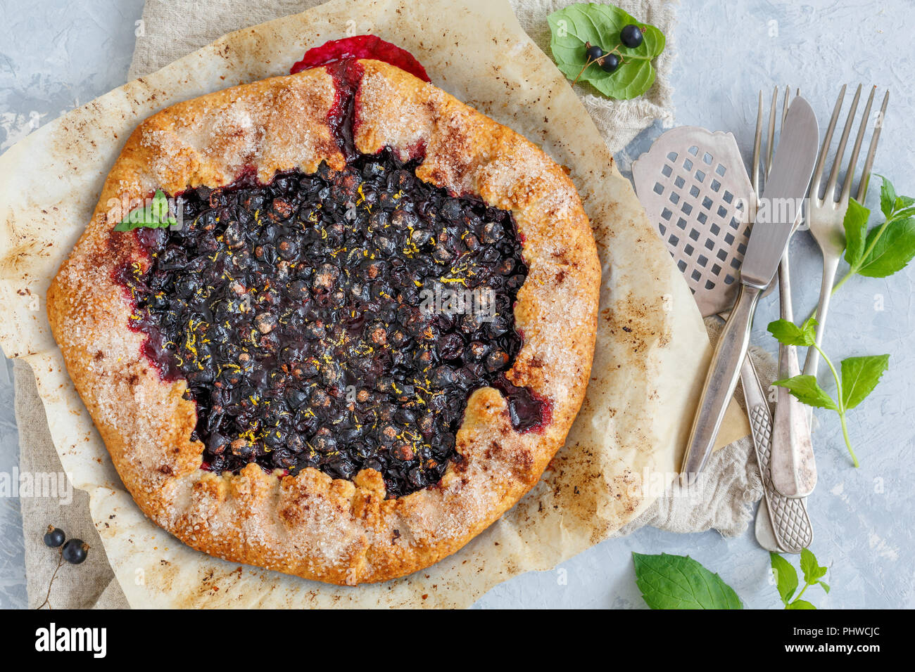 Pie(Galette) con ribes nero e la scorza di limone. Foto Stock