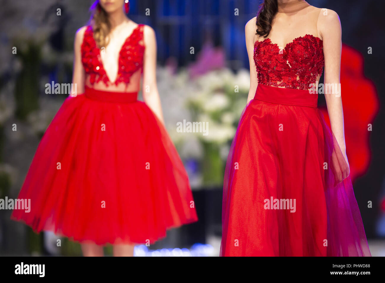 Passerella per sfilate di moda pista mostrano modelli di abito rosso Foto Stock