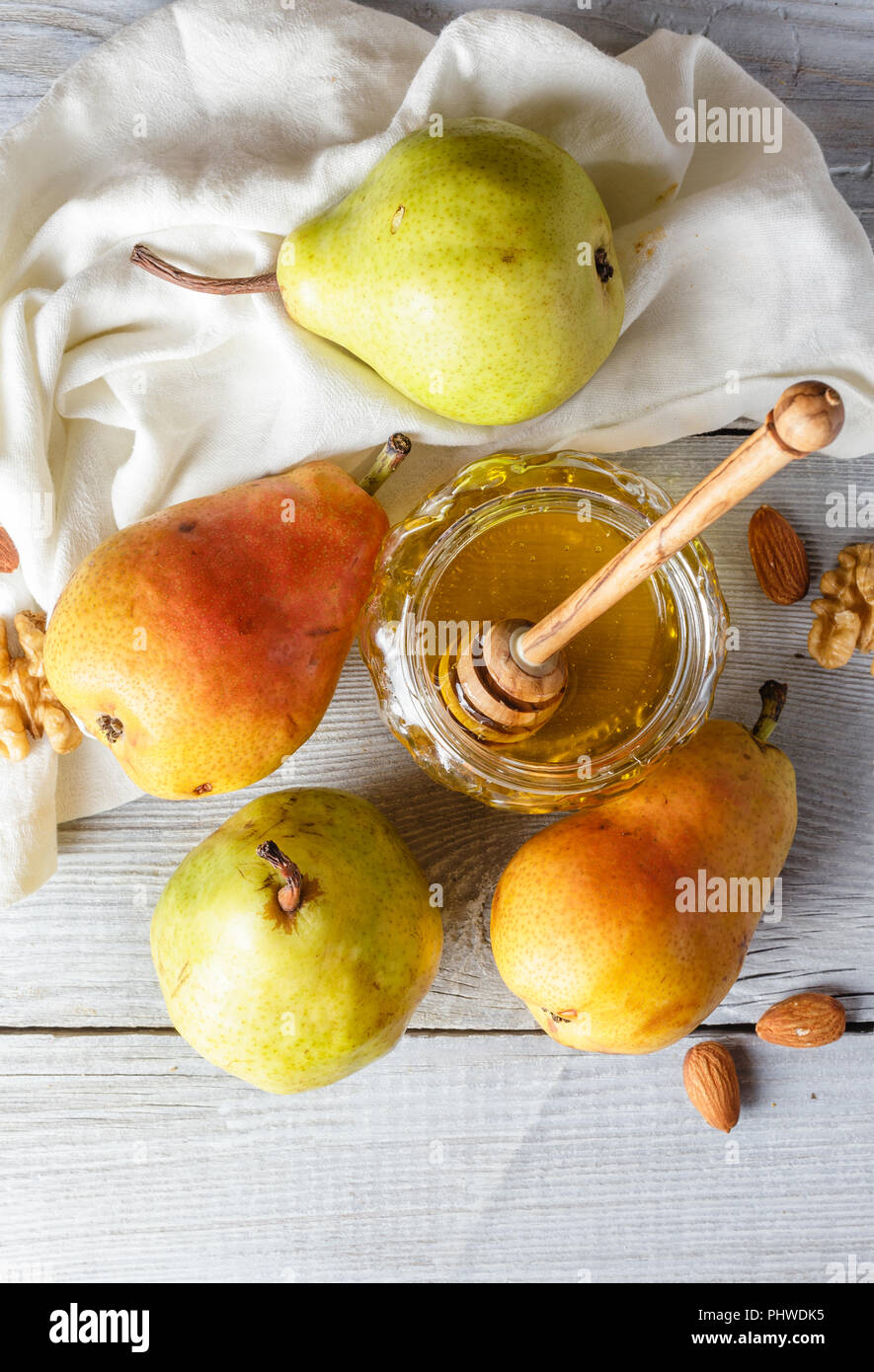 Il miele, pere, noci e mandorle Foto Stock