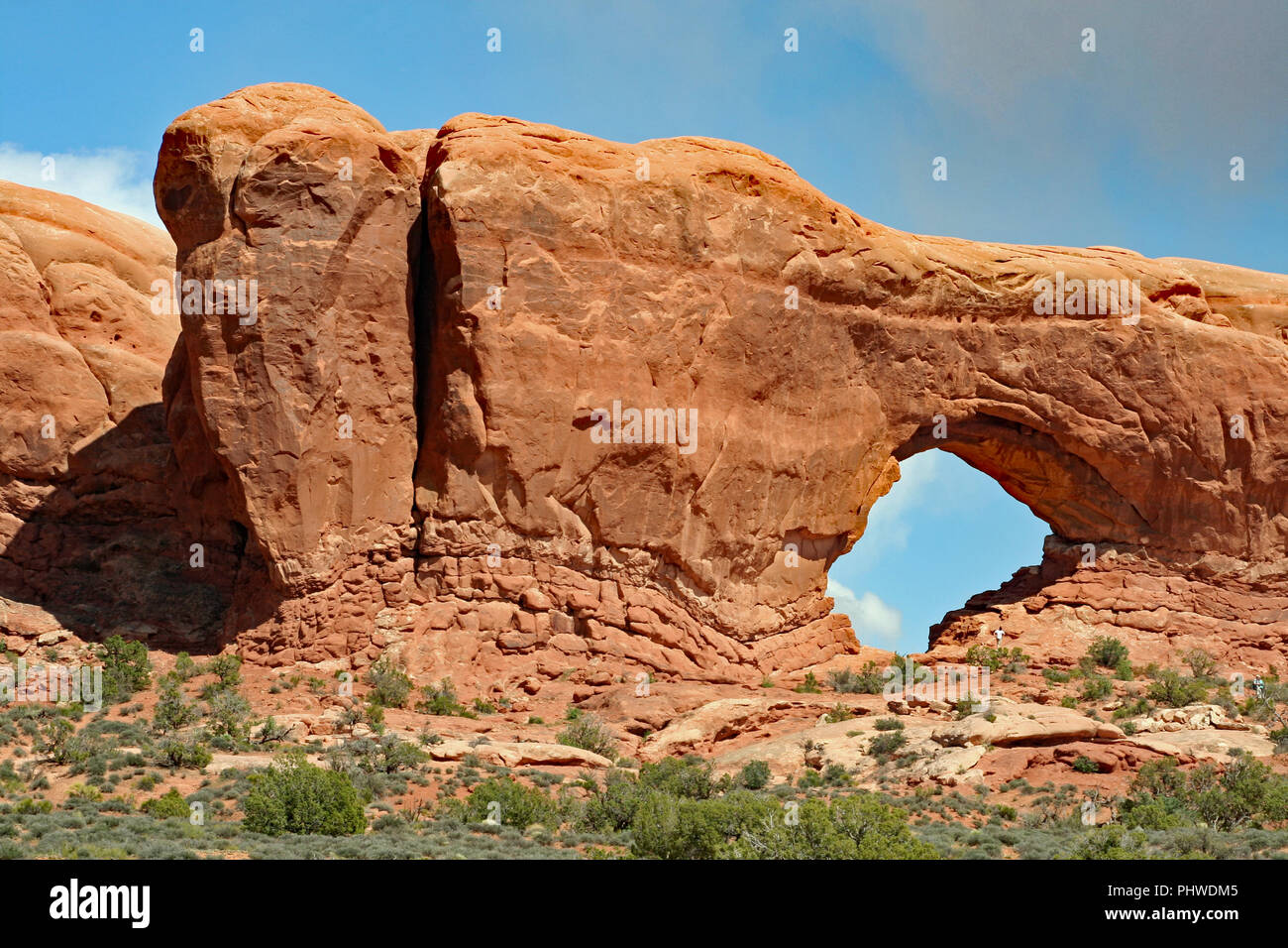 Skyline Arch - un rosso-roccia arenaria naturale formazione di arco, situato nello scenico sud-est stato dello Utah, Stati Uniti, presso il Parco Nazionale di Arches. Foto Stock