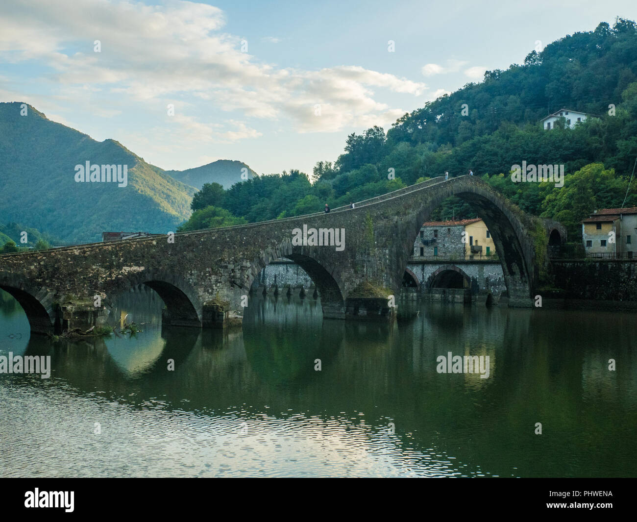 Ponte della Maddalena detto Ponte del Diavolo (Ponte del Diavolo) a Borgo a Mozzano sul fiume Serchio nella provincia di Lucca in Toscana Foto Stock