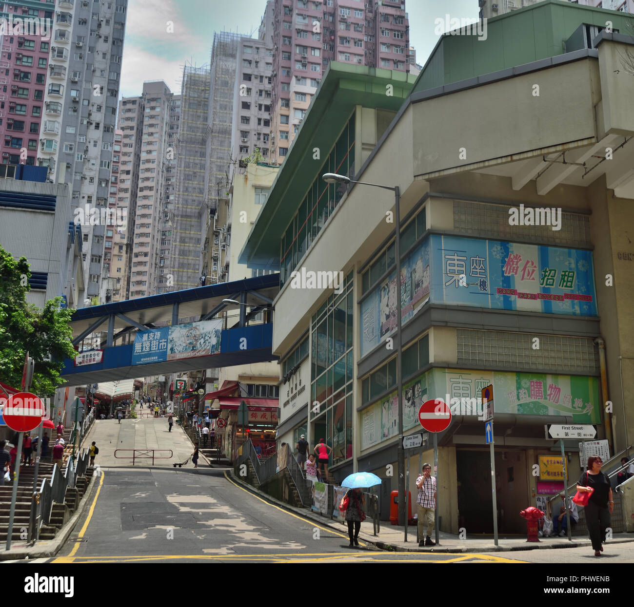 Ponte pedonale oltre il centro Street per collegare due blocchi di mercato, Sai Ying Pun, Western District, Hong Kong Foto Stock