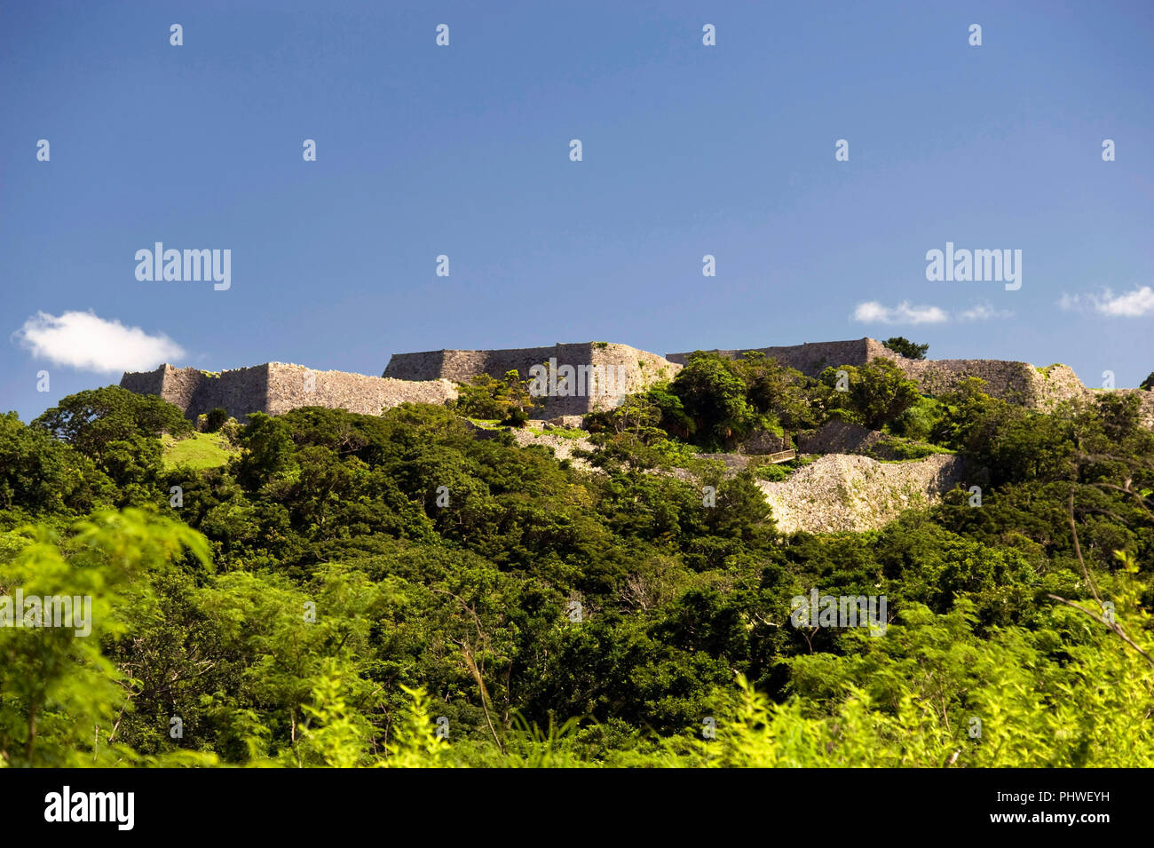 Foto mostra il castello di Nakagusuku rovine del castello di Nakagusuku rovine nel villaggio Kitanakagusuku, Prefettura di Okinawa, in Giappone, il 20 maggio 2012. Nakagusuku Foto Stock