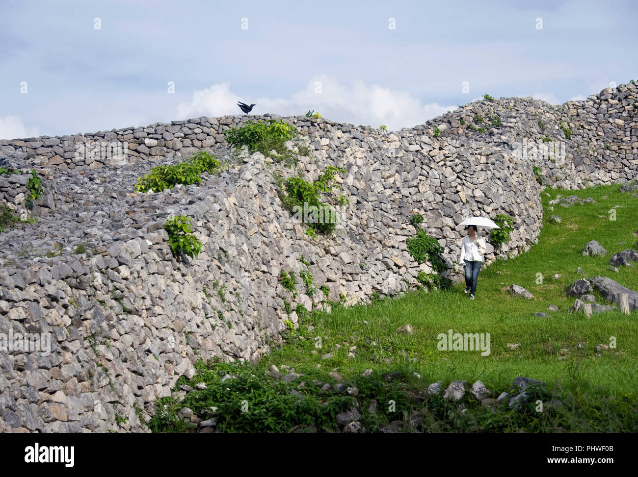 Gli ospiti godono di una passeggiata tra quello che era originariamente il Shijimajokaku Ward, dove si è pensato che il re più importanti soggetti risiedevano, a Naka Foto Stock