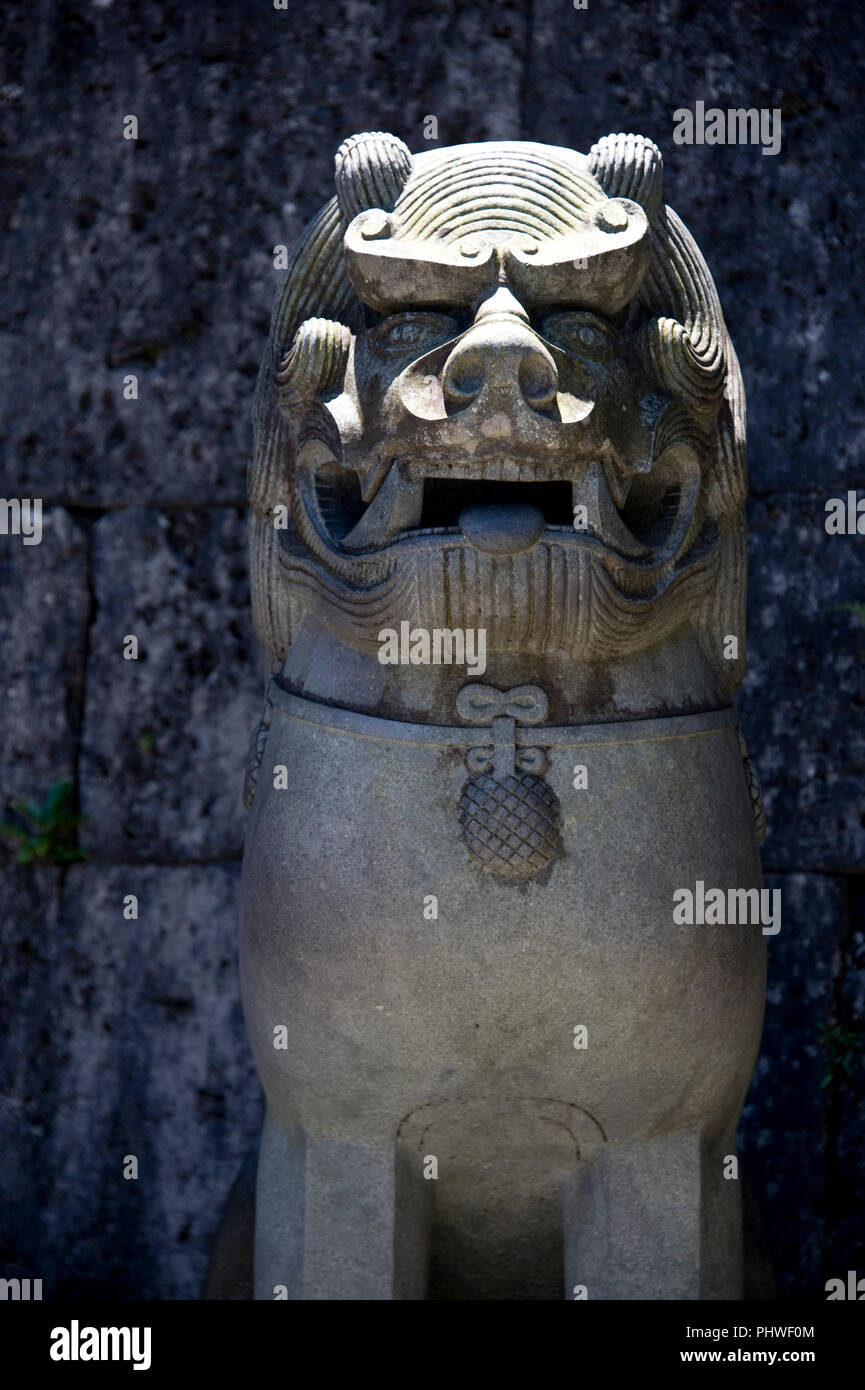 La foto mostra una della pietra custode Lions che il maresciallo gate Kankaimon all'interno del Shuri-jo il Castello Park a Naha, Prefettura di Okinawa, in Giappone, il 2 maggio Foto Stock