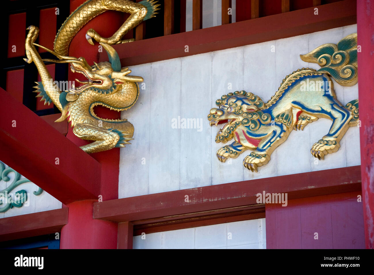 La foto mostra un dettaglio del colorfully esterno decorativo del principale Seiden hall all'interno dei motivi di Shuri-jo il Castello a Naha, Prefettura di Okinawa, Foto Stock