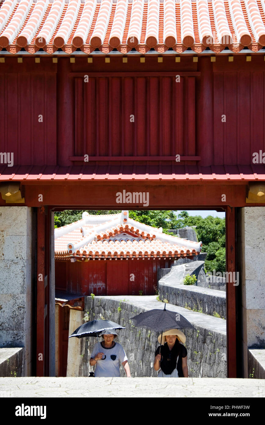 I visitatori a piedi attraverso il cancello Roukokumon dentro i giardini del castello di Shuri a Naha, Prefettura di Okinawa, in Giappone, il 24 giugno 2012. Chiamato dopo l'acqua c Foto Stock