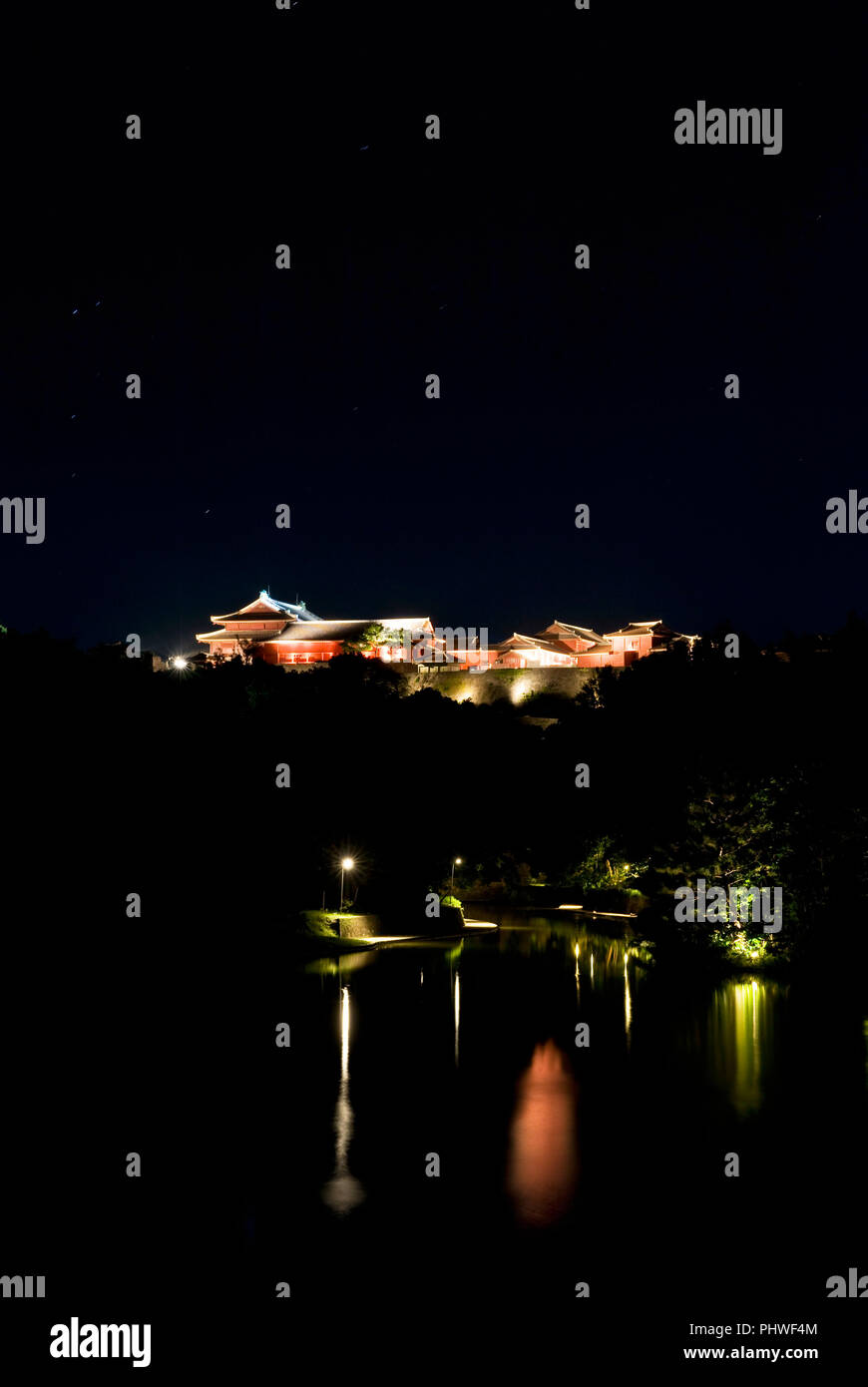 La foto mostra il castello di Shuri illuminata di notte a Naha, Prefettura di Okinawa, in Giappone, il 24 giugno 2012. Shuri, che risale agli inizi del secolo XIV, Foto Stock