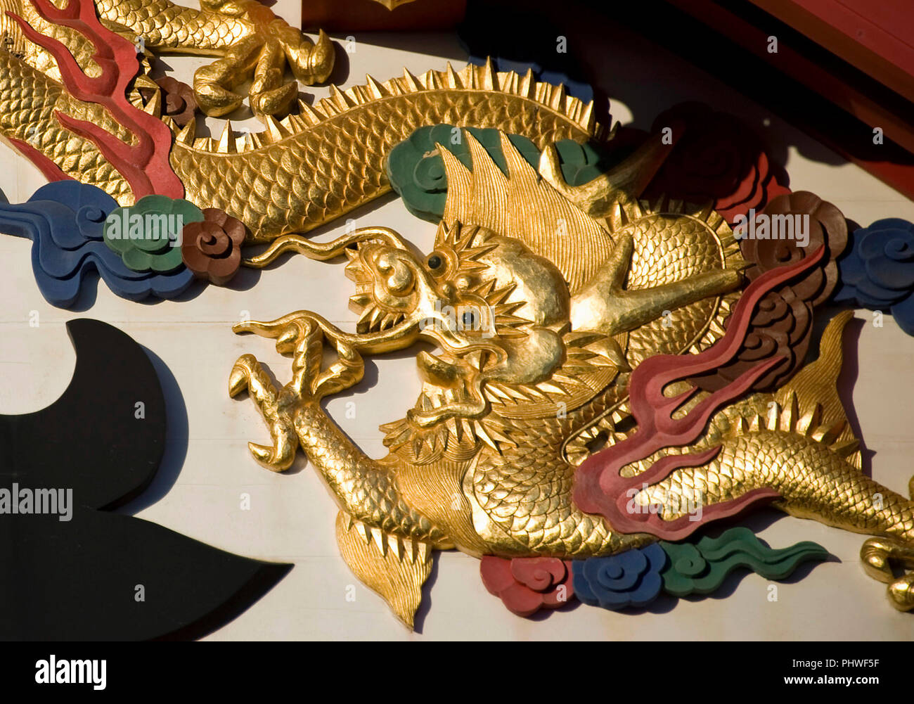 La foto mostra un dettaglio del colorfully esterno decorativo del principale Seiden hall all'interno dei motivi di Shuri-jo il Castello a Naha, Prefettura di Okinawa, Foto Stock