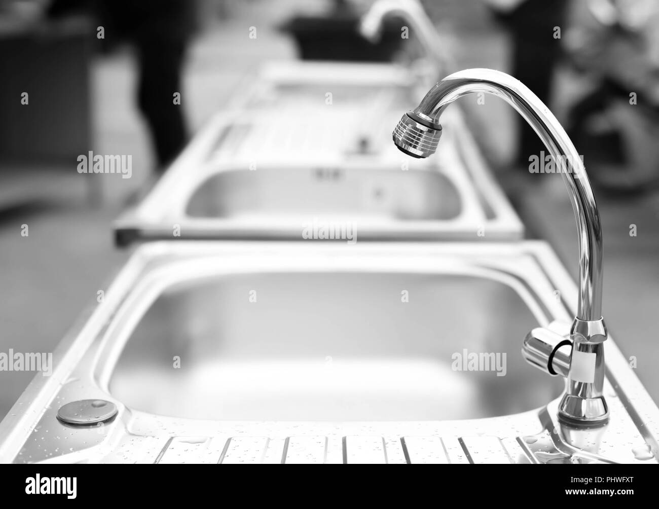 Rubinetto di acqua su acciaio inox lavello da cucina Foto Stock