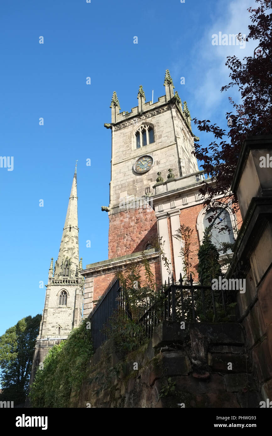 St Alkmund's (a sinistra) e St Julian's chiese a Shrewsbury, Shropshire in una giornata estiva con cielo blu. Vista da Fish Street Foto Stock