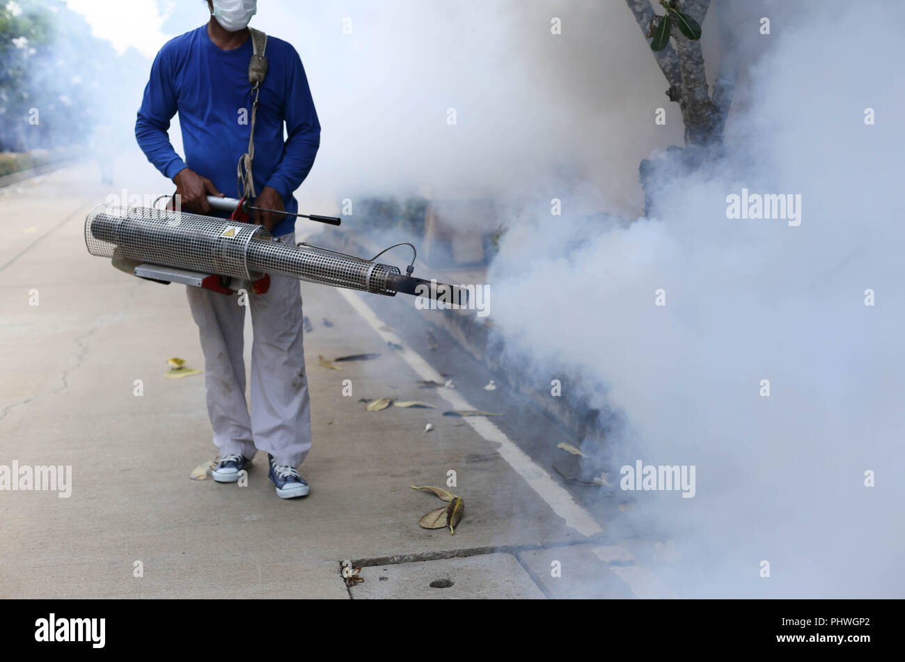 L uomo non identificato di appannamento mosquito per impedire di febbre dengue Foto Stock