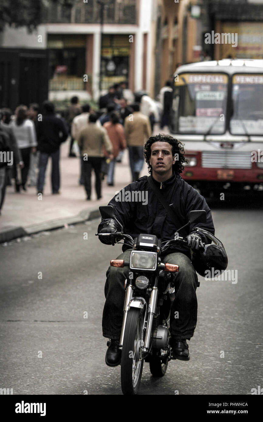 Uomo con moto a cavallo senza casco a Quito, Ecuador, Sud America Foto Stock