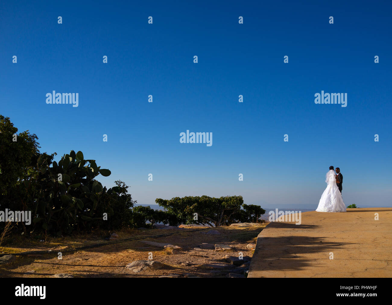 Coppia di novelli sposi che si affaccia sulla città, provincia di Huila, Lubango, Angola Foto Stock