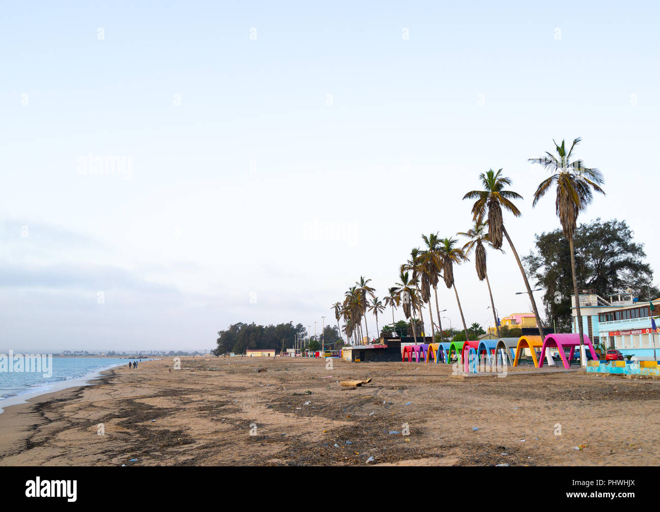 Palme e umbreallas sulla spiaggia Miragens, provincia di Namibe, Namibe, Angola Foto Stock