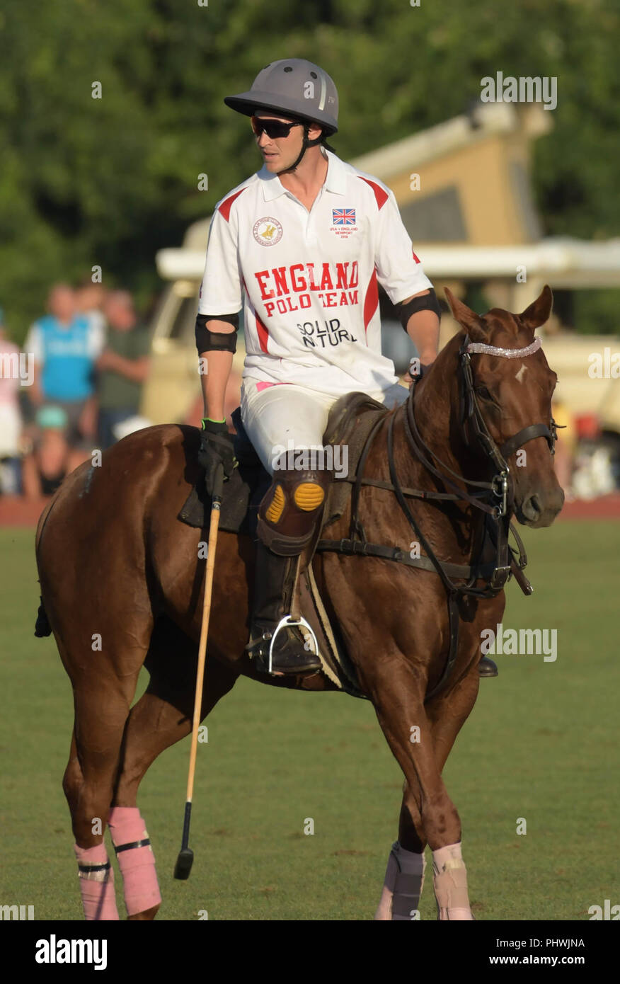 Inghilterra player Jimmy legno compete all'annuale Inghilterra vs. USA partita di polo a polo di Newport a Newport, Rhode Island, Stati Uniti d'America. Foto Stock