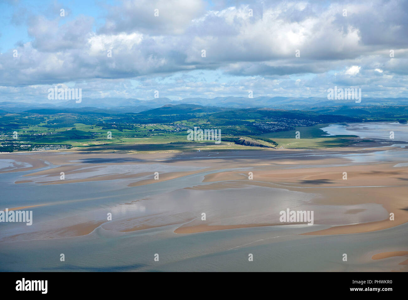 Una veduta aerea di Morecambe Bay, a nord ovest dell'Inghilterra, Regno Unito, Lake District dietro Foto Stock