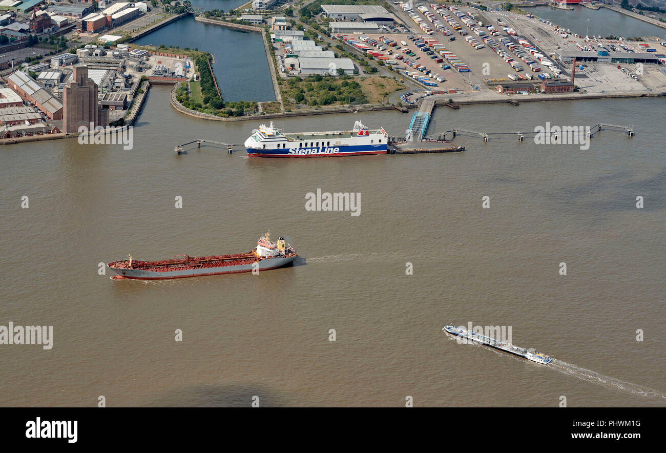 Traffico fluviale in corrispondenza di Birkenhead sul fiume Mersey, Liverpool, North West England, Regno Unito Foto Stock
