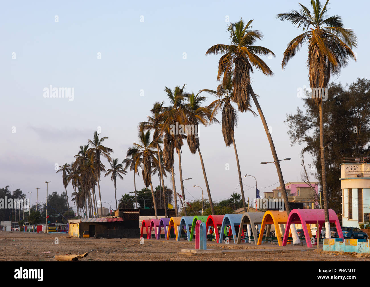 Palme e umbreallas sulla spiaggia Miragens, provincia di Namibe, Namibe, Angola Foto Stock