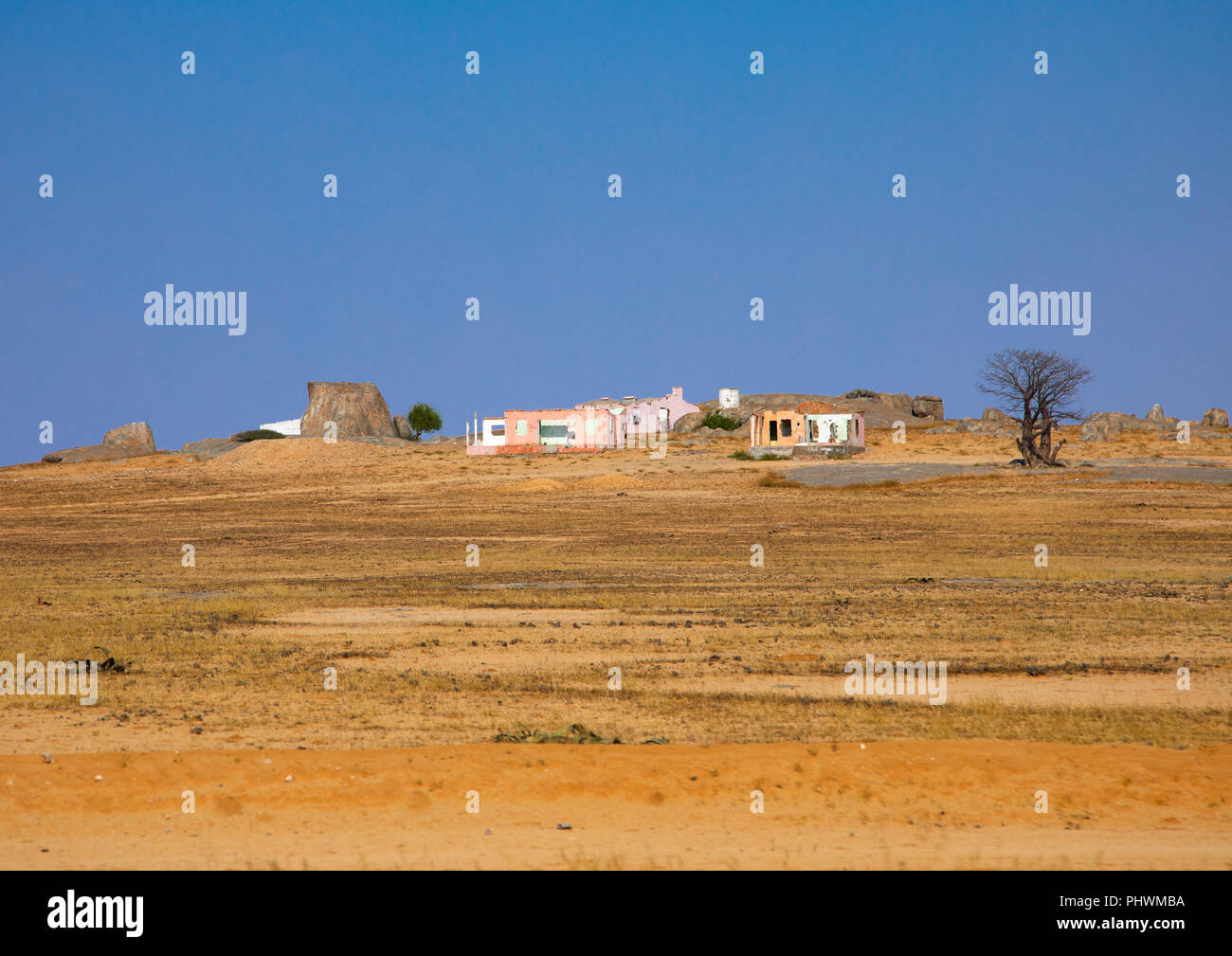Villaggio Abandonned nel deserto, provincia di Namibe, Virei, Angola Foto Stock