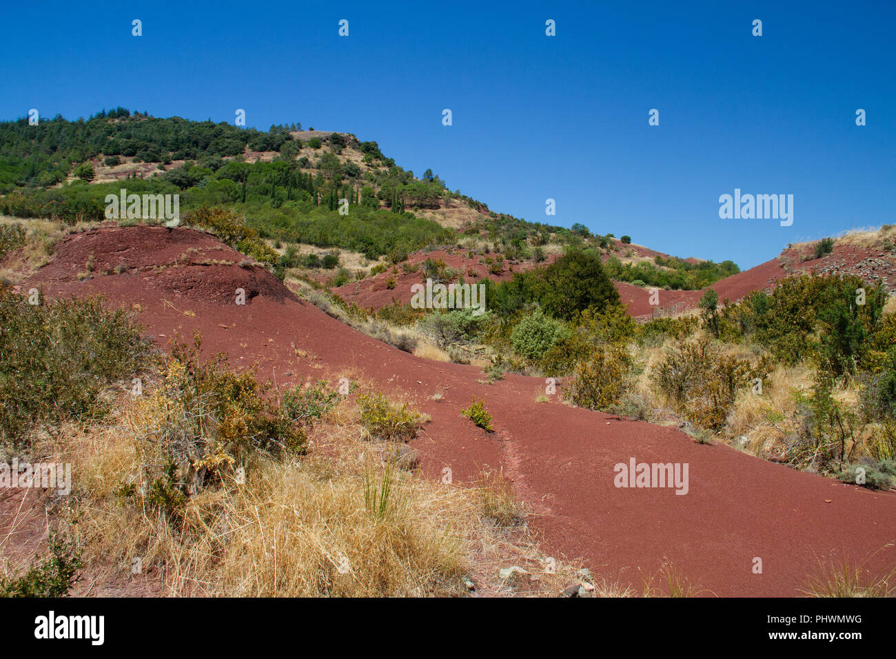 Colore rosso Permiano depositi, i cosiddetti "ruffes', argilloso ricco di sedimenti in ossido di ferro, vicino a Lac du Salagou nel sud della Francia Foto Stock