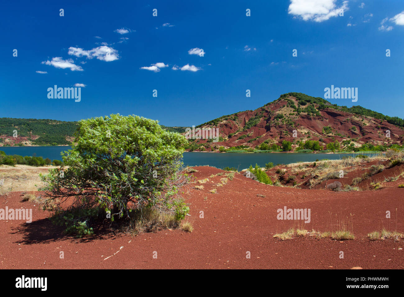 Colore rosso Permiano depositi, i cosiddetti "ruffes', argilloso ricco di sedimenti in ossido di ferro, vicino a Lac du Salagou nel sud della Francia Foto Stock