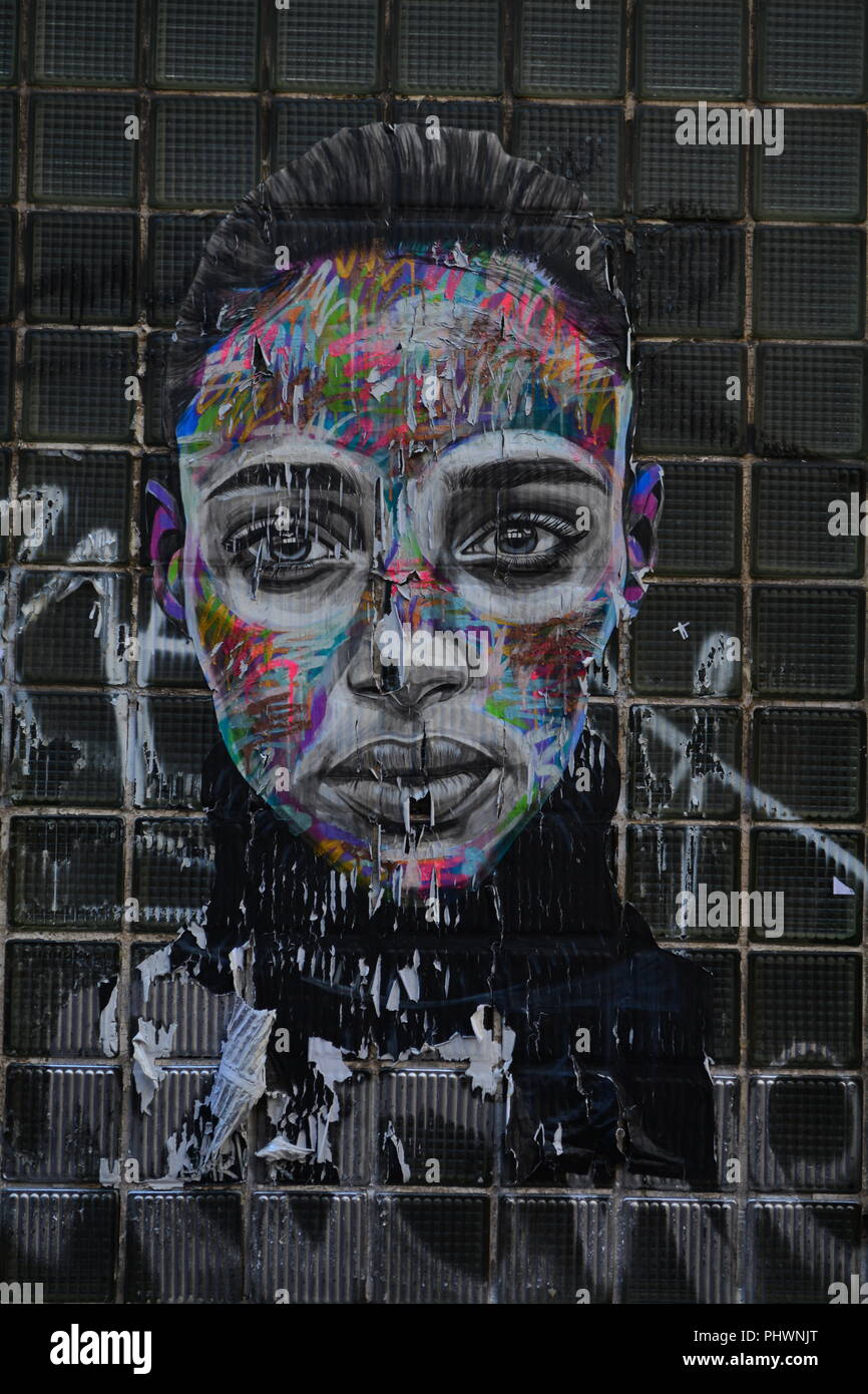 La fotografia è stata presa al di fuori di Central Saint Martins College artistici giù Charing Cross Road a Londra il 12/5/17. È un esempio di arte di strada. Foto Stock