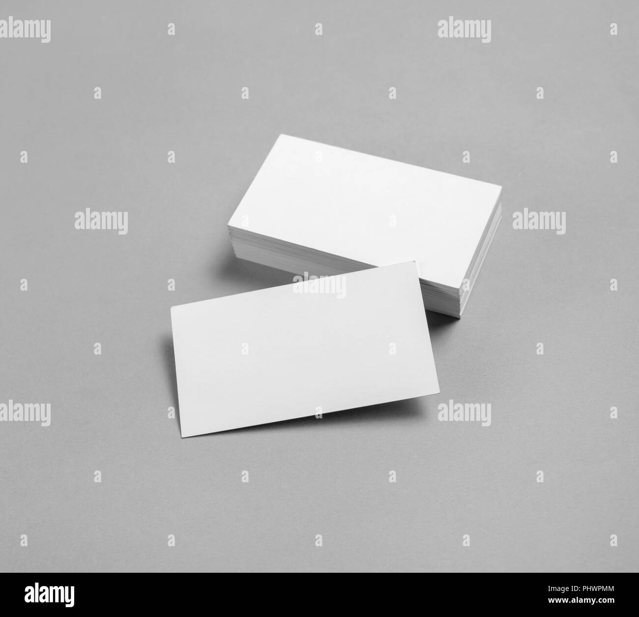 Blank business cards su grigio Sfondo della carta. Modello per porre il vostro design. Foto Stock