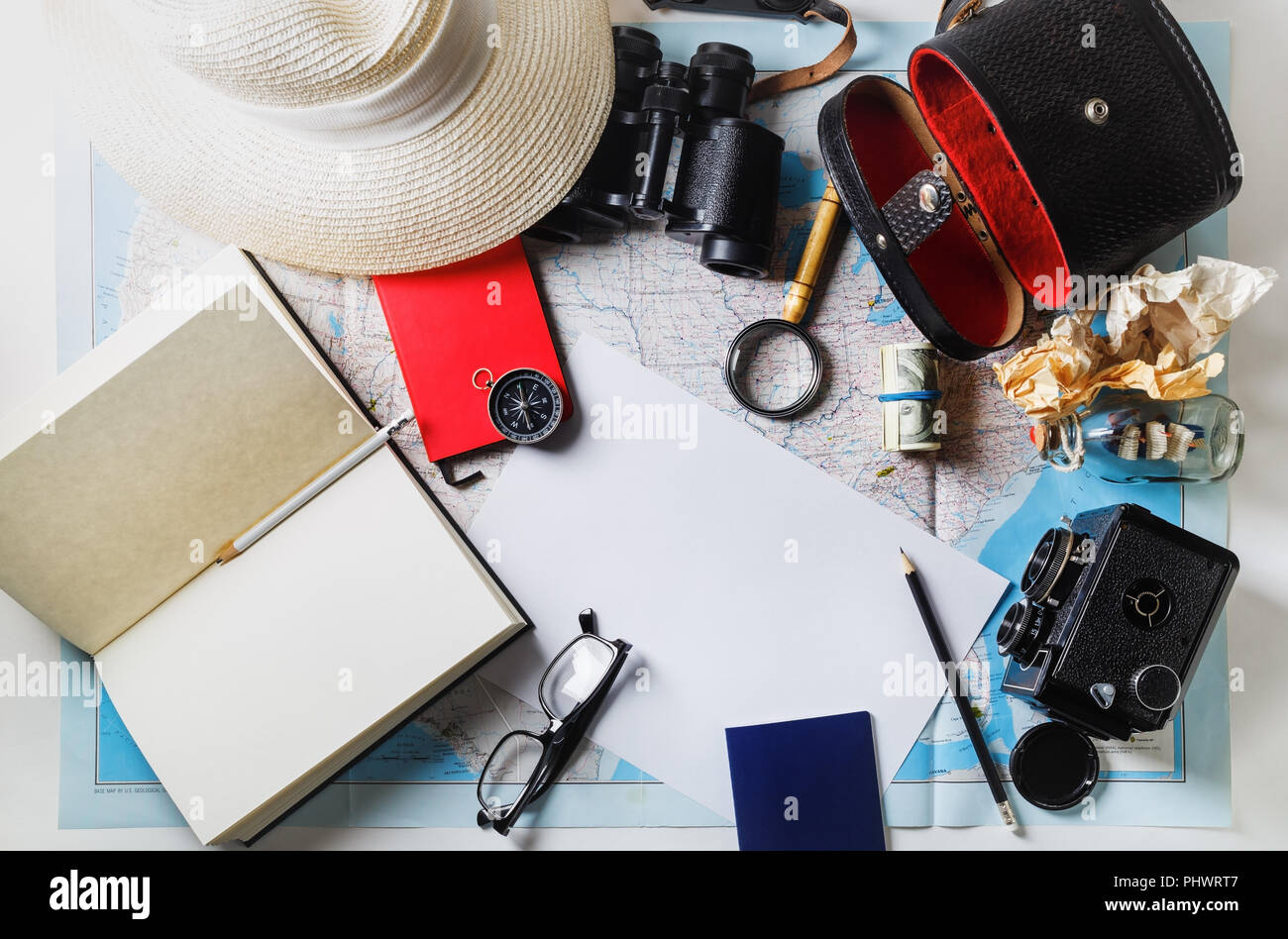 Preparazione per il viaggio. Traveler's accessori. Pianificazione di vacanza. Corredo del viaggiatore. Lay piatto. Foto Stock