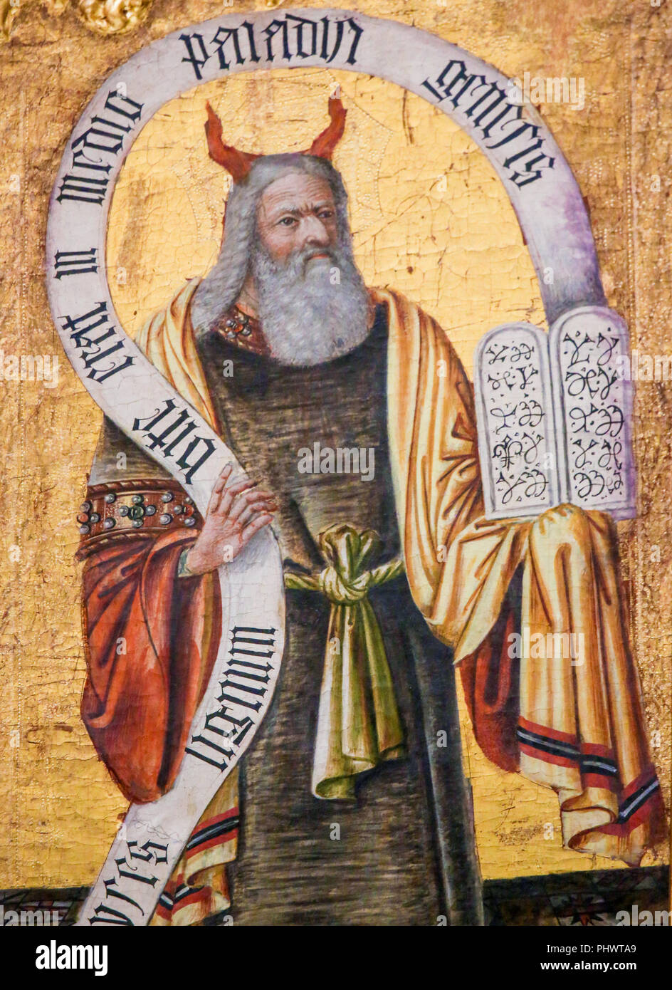 Pittura medievale nella Chiesa di Valencia, Spagna, raffigurante Mosè e le tavolette di pietra con i dieci comandamenti Foto Stock