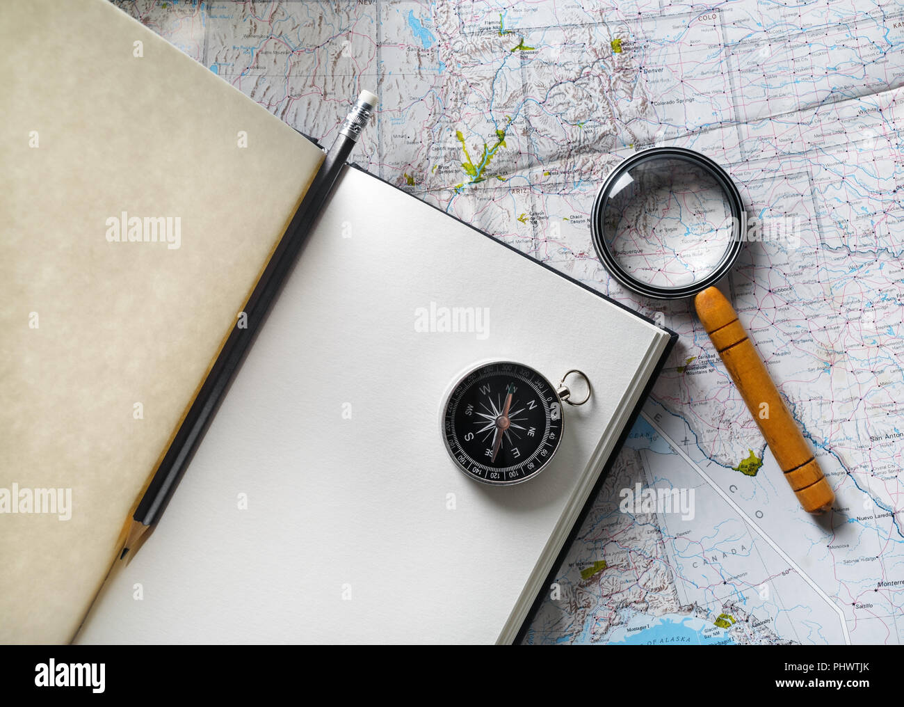 Piano di viaggio dello sfondo. Pronto per il viaggio. Mappa vuota,  notebook, Magnifier, bussola e matita. Lay piatto Foto stock - Alamy