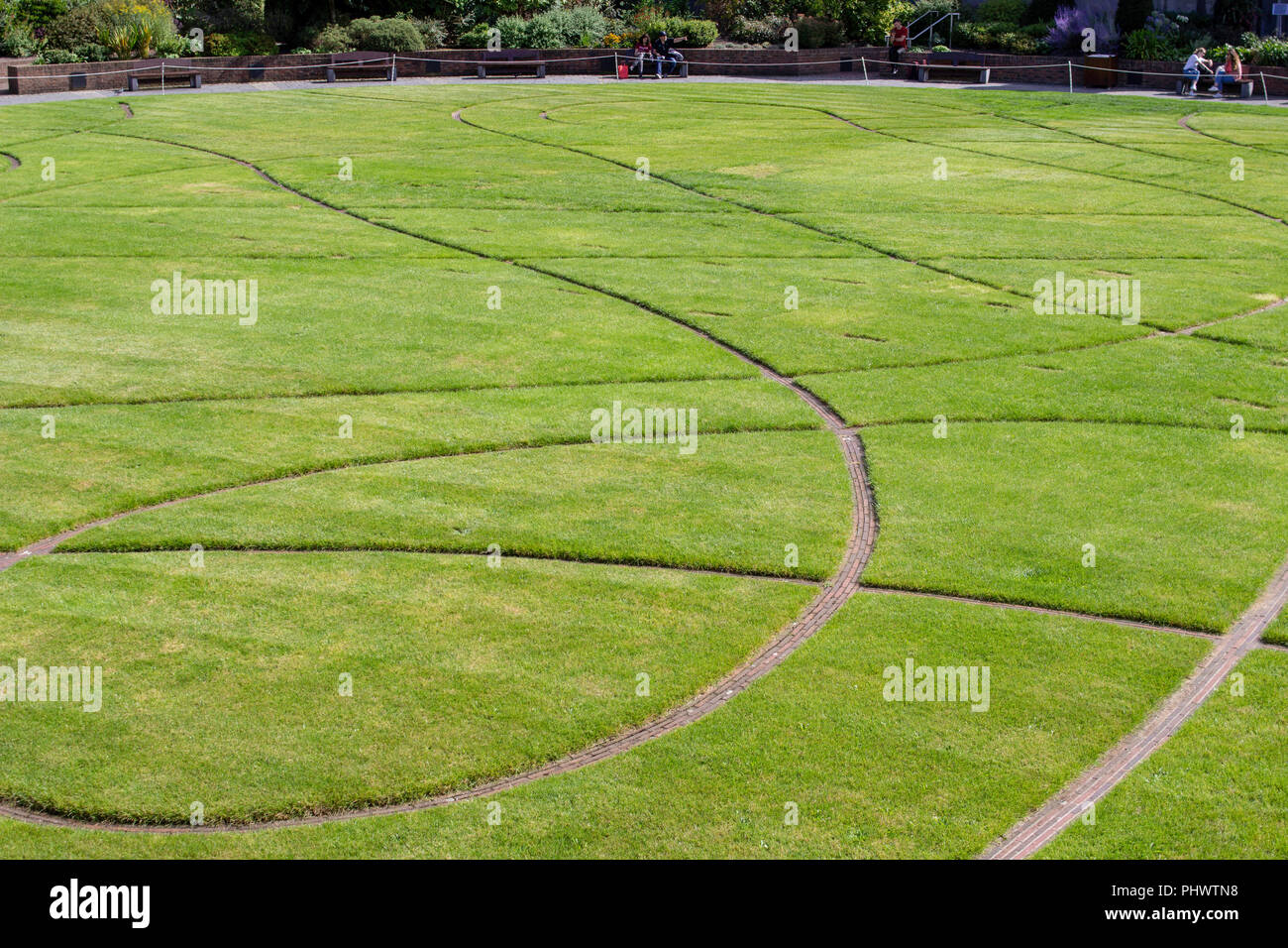 Il Castello di Dublino Linn giardini con il loro design esclusivo in rappresentanza di serpenti di mare. Il giardino è vicino al 'pool di nero, dove i vichinghi ormeggiata la loro nave Foto Stock