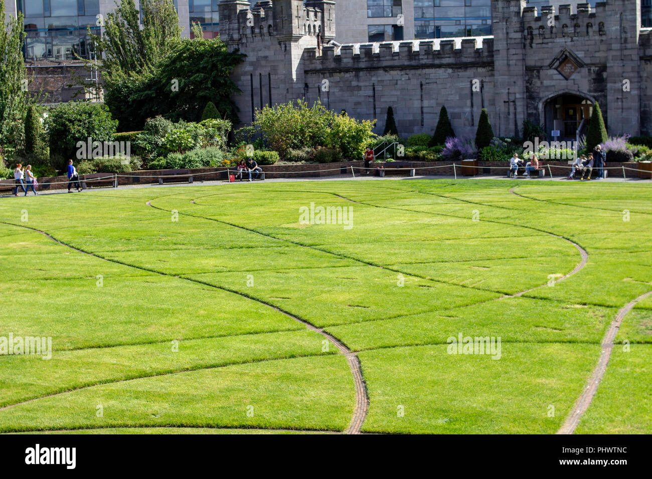 Il Castello di Dublino Linn giardini con il loro design esclusivo in rappresentanza di serpenti di mare. Il giardino è vicino al 'pool di nero, dove i vichinghi ormeggiata la loro nave Foto Stock