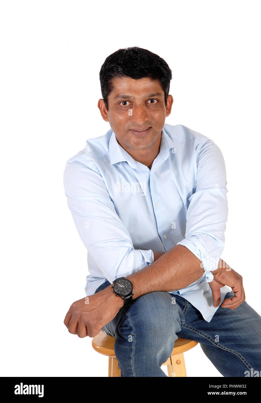 Rilassante la mezza età uomo seduto su una sedia Foto Stock