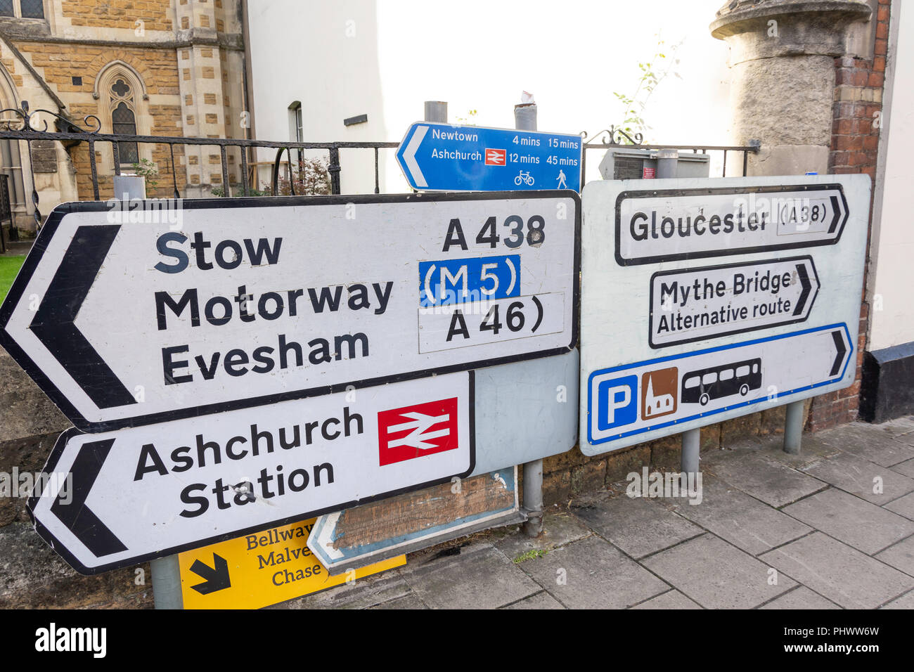 Segni di direzione, Church Street, Tewkesbury, Gloucestershire, England, Regno Unito Foto Stock