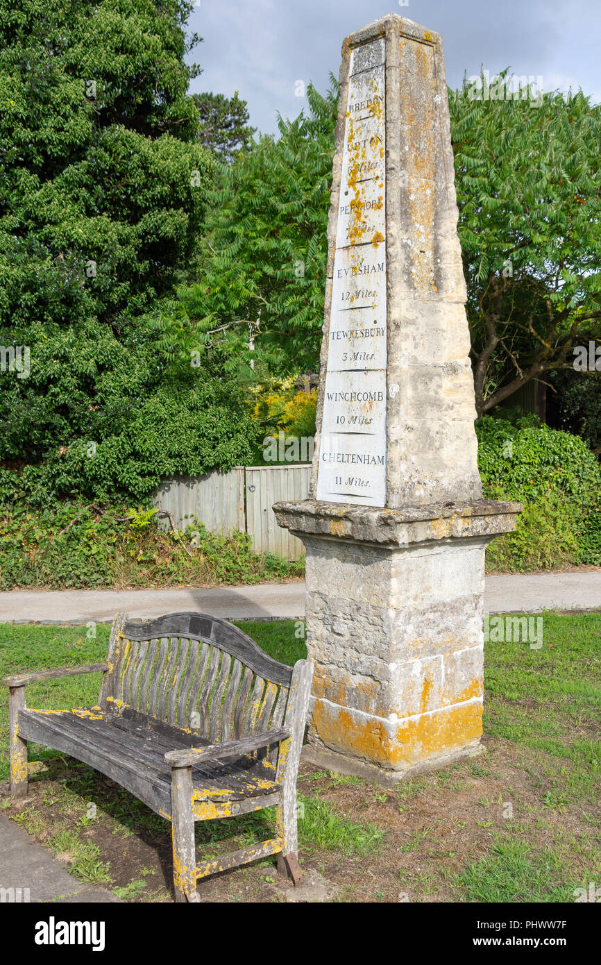 La fase cardine obelisco, Chucrh a piedi, Bredon, Worcestershire, England, Regno Unito Foto Stock