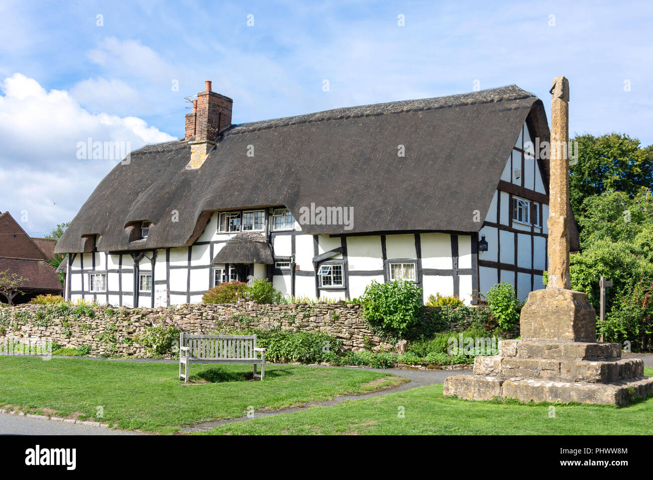 Cottage con il tetto di paglia, Beckford Road, Ashton sotto la collina, Worcestershire, England, Regno Unito Foto Stock