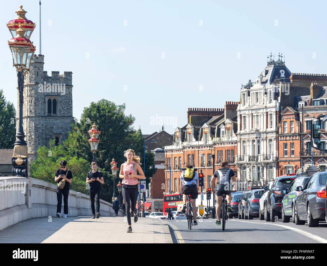 Putney High Street a Putney Bridge Approach, Putney, London Borough of Wandsworth, Greater London, England, Regno Unito Foto Stock