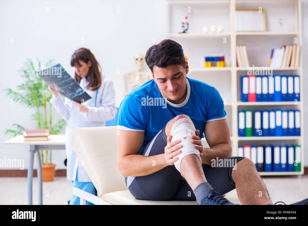 Sports player visitando medico dopo la lesione Foto Stock