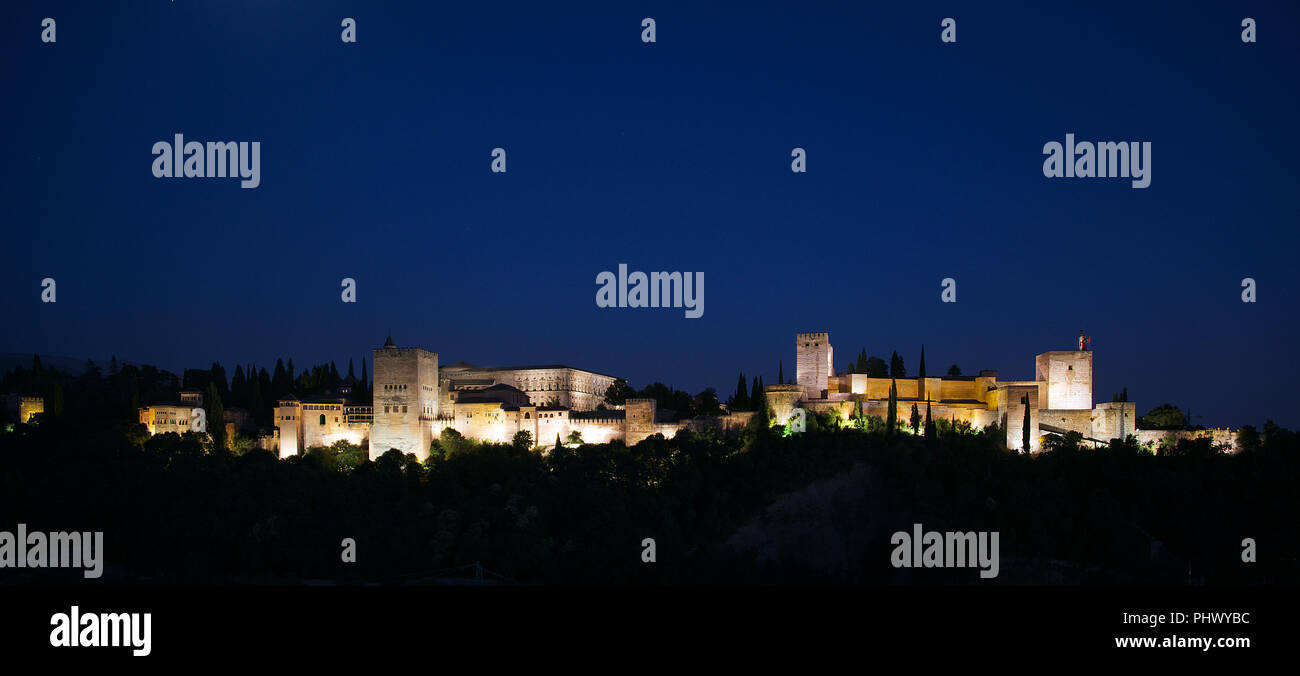 Vista panoramica Alhambra di notte Granada Andalusia Spagna Foto Stock