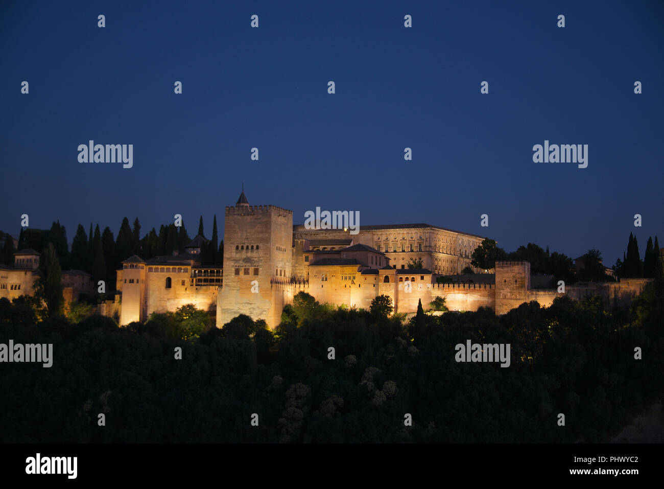 La Alhambra con il Torres de Comares e palazzi Nasrid illuminata di notte Granada Andalusia Spagna Foto Stock