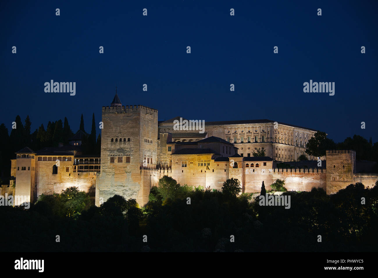 La Alhambra con il Torres de Comares e palazzi Nasrid illuminata di notte Granada Andalusia Spagna Foto Stock