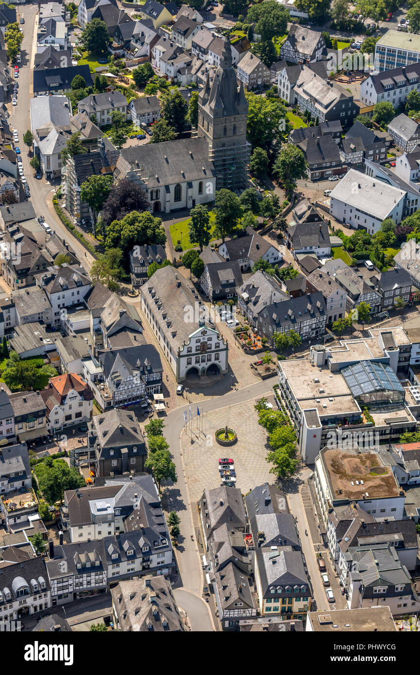 San Petrus e Andreas piazza del mercato, la Chiesa cattolica romana ,, Brilon, Sauerland, Renania settentrionale-Vestfalia, Germania, DEU, Europa, vista aerea, uccelli-eye Foto Stock