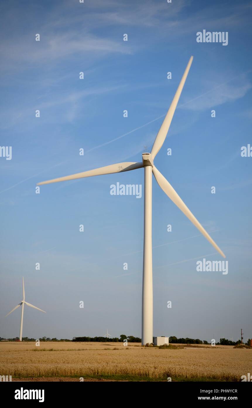 Le turbine eoliche contro il cielo blu Cresent le Marsh, Lincolnshire, Regno Unito Foto Stock