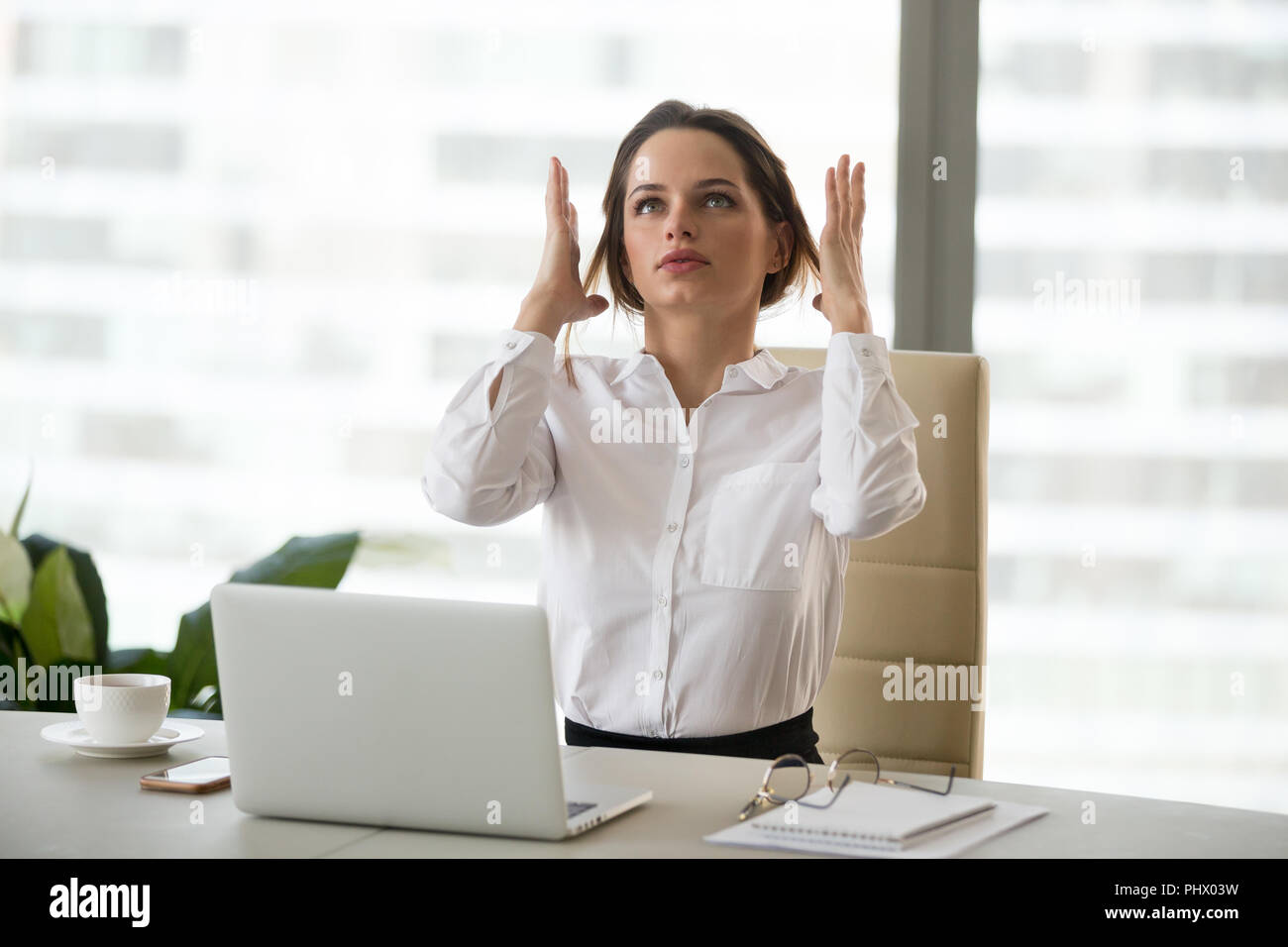 Angry mad imprenditrice sensazione ha sottolineato al lavoro avente sistema nervoso Foto Stock