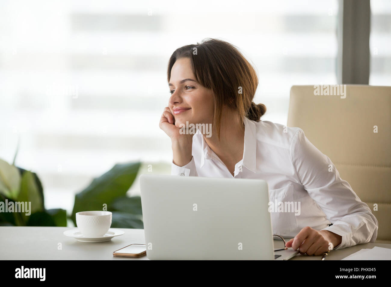 Sorridendo felice imprenditrice sentirsi motivato a sognare fut Foto Stock