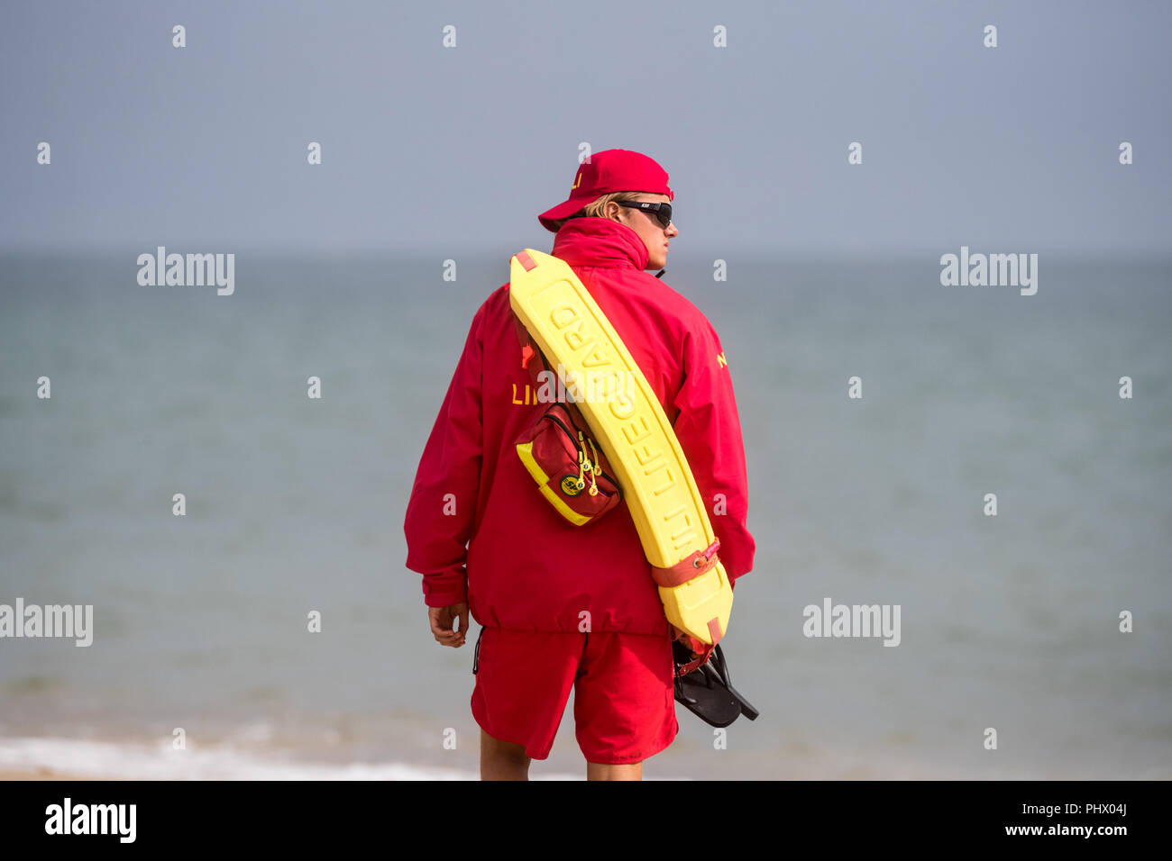 RNLI lifeguard di pattuglia a Bournemouth Beach in Dorset Foto Stock
